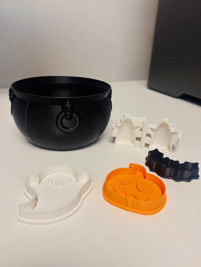 A spooky baking kit with a black cookie cauldron, Halloween cookie cutters and a cake-pop mould